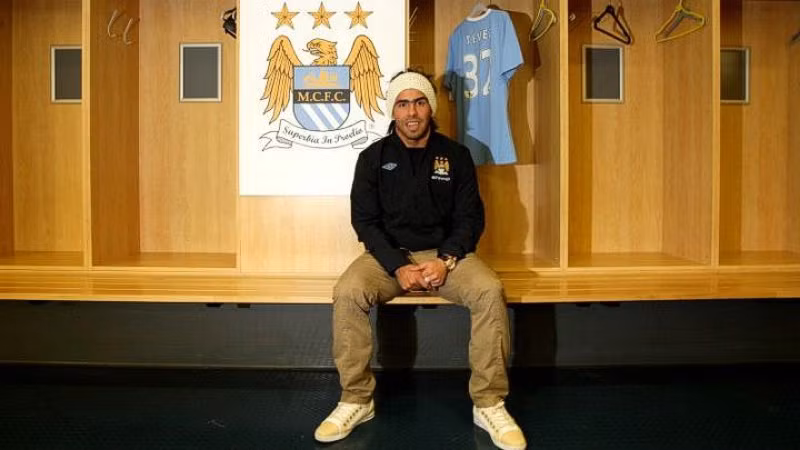 Tevez gia nhập Man City năm 2009 từ Manchester United. Anh trước đó thi đấu tại Old Trafford dưới dạng cho mượn 2 năm từ West Ham.