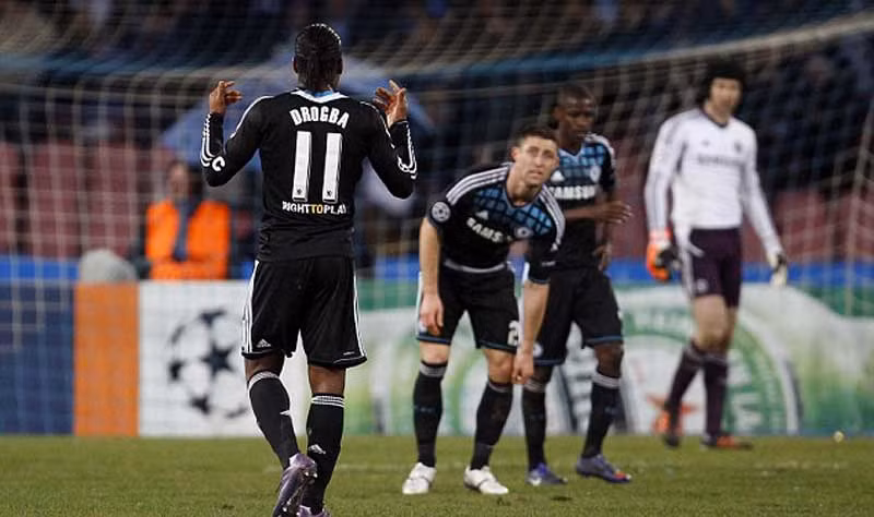 Drogba chán ngán ra hiệu cho các đồng đội tiếp tục cố gắng, nhưng anh biết trận lượt đi này đành phải vứt đi.
