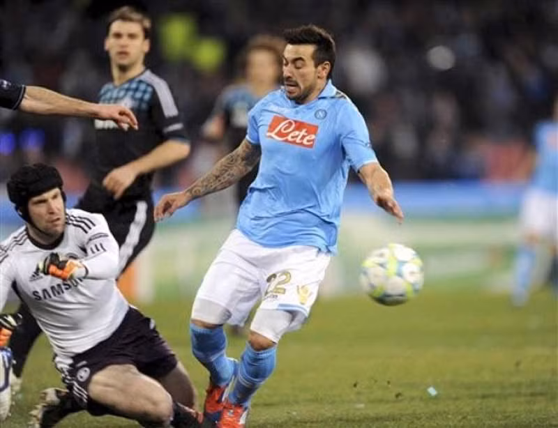 Cech ngăn cản Lavezzi trong pha 1 đối 1.