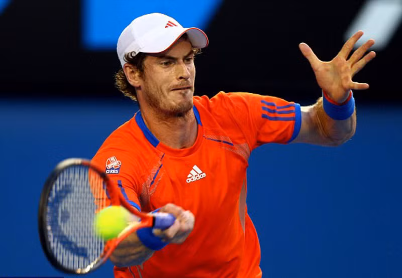 Sau 1 năm, Murray đã thay đổi lối đánh. Anh đã đứng gần đường baseline nhiều hơn, và những cú đánh thường xuyên đi tới cuối sân để buộc đối phương phải quay chân ra đằng sau khi đánh trả