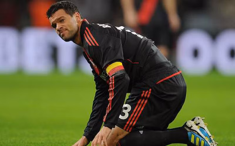 8. Tiền vệ lừng danh người Đức Michael Ballack sắp rời khỏi Bayer Leverkusen. Mới đây nhất, Giám đốc điều hành của CLB là ông Wolfgang Holzhauser đã mời Ballack tới cuộc đàm phán thanh lý hợp đồng với Leverkusen sau khi anh có mối bất hòa khó giải quyết với HLV trưởng Robin Dutt. Danh thủ 35 tuổi này đã bị đẩy lên băng ghế dự bị vài tuần gần đây và bị chỉ trích vì phong độ chỉ ở mức trung bình. Leverkusen cho rằng nếu Ballack muốn ra đi ngay từ lúc này, họ sẽ đồng ý để anh đi chứ không cần chờ tới 30/6/2012 để hợp đồng hết hạn. 8. Tiền vệ lừng danh người Đức Michael Ballack sắp rời khỏi Bayer Leverkusen. Mới đây nhất, Giám đốc điều hành của CLB là ông Wolfgang Holzhauser đã mời Ballack tới cuộc đàm phán thanh lý hợp đồng với Leverkusen sau khi anh có mối bất hòa khó giải quyết với HLV trưởng Robin Dutt. Danh thủ 35 tuổi này đã bị đẩy lên băng ghế dự bị vài tuần gần đây và bị chỉ trích vì phong độ chỉ ở mức trung bình. Leverkusen cho rằng nếu Ballack muốn ra đi ngay từ lúc này, họ sẽ đồng ý để anh đi chứ không cần chờ tới 30/6/2012 để hợp đồng hết hạn.