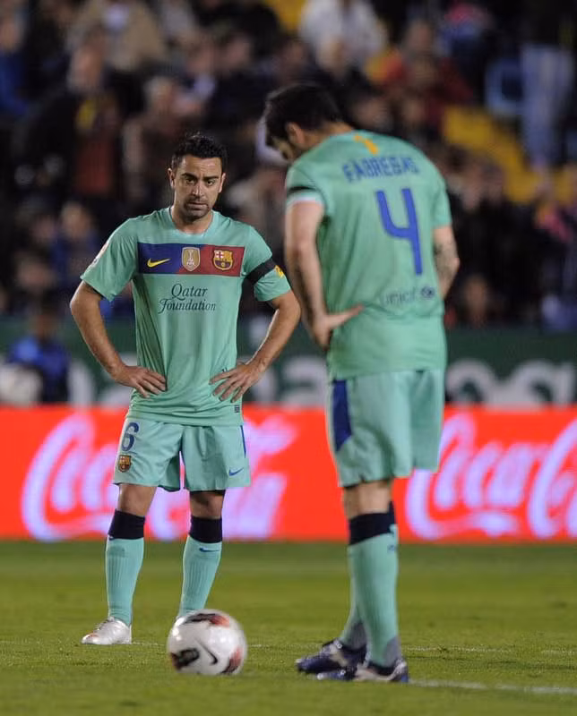 Xavi bị đưa ra khỏi sân ở giờ nghỉ giải lao trận thắng Levante cuối tuần trước. Xét theo tình thế bị dẫn trước và cần phải thắng để bám theo Real Madrid khi đó, ta không thể coi đây là một sự thay người chiến lược mà chỉ có thể là chấn thương. Cesc Fabregas sẽ có lần trở lại nước Anh đầu tiên kể từ khi chuyển tới Nou Camp, và kinh nghiệm thi đấu của anh tại Stamford Bridge sẽ là một nhân tố quan trọng của trận đấu. David Villa, Eric Abidal và Andreu Fontas tiếp tục vắng mặt. Xavi bị đưa ra khỏi sân ở giờ nghỉ giải lao trận thắng Levante cuối tuần trước. Xét theo tình thế bị dẫn trước và cần phải thắng để bám theo Real Madrid khi đó, ta không thể coi đây là một sự thay người chiến lược mà chỉ có thể là chấn thương. Cesc Fabregas sẽ có lần trở lại nước Anh đầu tiên kể từ khi chuyển tới Nou Camp, và kinh nghiệm thi đấu của anh tại Stamford Bridge sẽ là một nhân tố quan trọng của trận đấu. David Villa, Eric Abidal và Andreu Fontas tiếp tục vắng mặt.