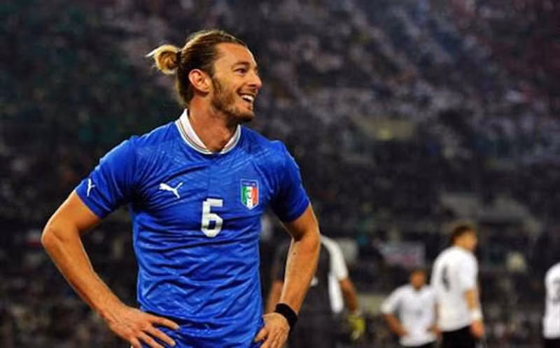 7. AC Milan sắp có nỗ lực cuối cùng để giành sự phục vụ của hậu vệ Federico Balzaretti, người đang được AS Roma và Napoli tìm cách chiêu mộ từ Palermo. Cho dù Balzaretti đã đồng ý về các điều khoản cá nhân để chơi cho Napoli nhưng Milan vẫn hy vọng rằng họ có thể khiến vụ này đảo chiều theo hướng có lợi cho Rossoneri. Chiến thuật rất đơn giản, Milan sẽ đề nghị mức lương cao hơn mà Napoli lẫn Roma đề nghị, đồng thời gắn trung vệ Mario Yepes vào thương vụ để làm vật trao đổi với Palermo.