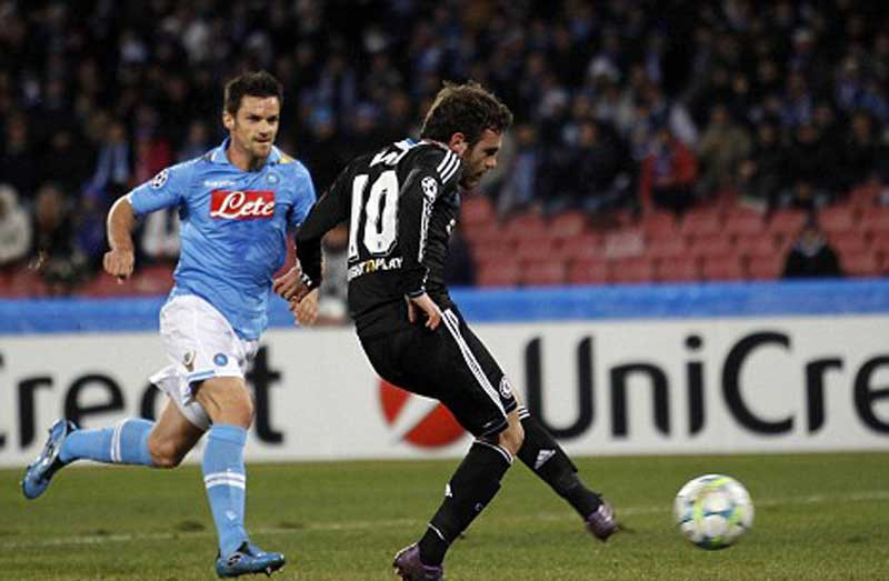 4. Juan Mata đang khiến Andre Villa-Boas lo ngại vì anh đã bị gãy ngón tay trong trận thua 1-3 trước Napoli ở lượt đi vòng 1/16 Champions League. Trước đó AVB đã mất trung vệ đội trưởng John Terry trong 2 tháng tới nên chấn thương của Mata sẽ khiến hàng công của The Blues gặp khó khăn trong việc tìm kiếm bàn thắng. Villa-Boas đang cận kề với lệnh sa thải của Roman Abramovich, và biết đâu Mata sẽ đẩy nhanh tiến độ diễn ra của sự kiện đó.