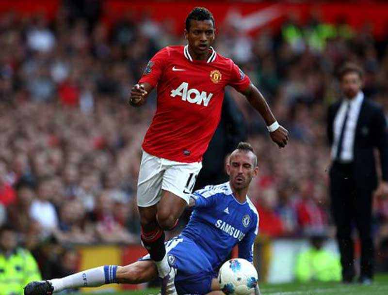 6. Nani đang được Manchester United đề nghị một bản hợp đồng mới với trị giá 27 triệu bảng. Theo tờ The Sun, MU muốn tưởng thưởng xứng đáng cho những cống hiến của tiền vệ người Bồ bằng việc biến anh thành cầu thủ có mức lương hàng đầu ở Old Trafford, 130.000 bảng/tuần. Bản hợp đồng hiện tại của Nani có mức lương 90.000 bảng/tuần và còn 2 năm nữa là đáo hạn.