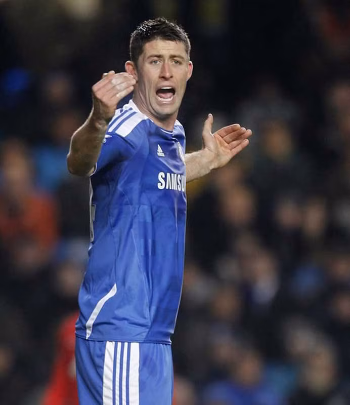 Đây sẽ là một đêm quan trọng đối với Gary Cahill. Gần như John Terry sẽ không ra sân đêm nay nên cựu hậu vệ Bolton sẽ đá cặp với David Luiz để bảo vệ khung thành của Petr Cech, người đã có 4 trận liên tiếp không giữ sạch lưới. Ashley Cole sẽ không xuất hiện. Đây sẽ là một đêm quan trọng đối với Gary Cahill. Gần như John Terry sẽ không ra sân đêm nay nên cựu hậu vệ Bolton sẽ đá cặp với David Luiz để bảo vệ khung thành của Petr Cech, người đã có 4 trận liên tiếp không giữ sạch lưới. Ashley Cole sẽ không xuất hiện.