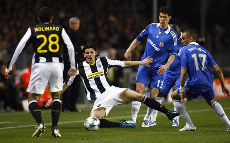 Đây là mùa giải thứ 9 liên tiếp Chelsea lọt vào vòng 1/16. Họ có một bảng thành tích khá thất vọng trước các đại diện của Italia với chỉ 1 thắng lợi trong tổng cộng 7 lần đến nước Ý, đó là trận thắng 4-0 trước Lazio mùa 2003/04. Mặc dù vậy The Blues tỏ ra nguy hiểm hơn ở vòng knock-out khi thắng 2/3 loạt trận trước các đối thủ từ Serie A. Đây là mùa giải thứ 9 liên tiếp Chelsea lọt vào vòng 1/16. Họ có một bảng thành tích khá thất vọng trước các đại diện của Italia với chỉ 1 thắng lợi trong tổng cộng 7 lần đến nước Ý, đó là trận thắng 4-0 trước Lazio mùa 2003/04. Mặc dù vậy The Blues tỏ ra nguy hiểm hơn ở vòng knock-out khi thắng 2/3 loạt trận trước các đối thủ từ Serie A.