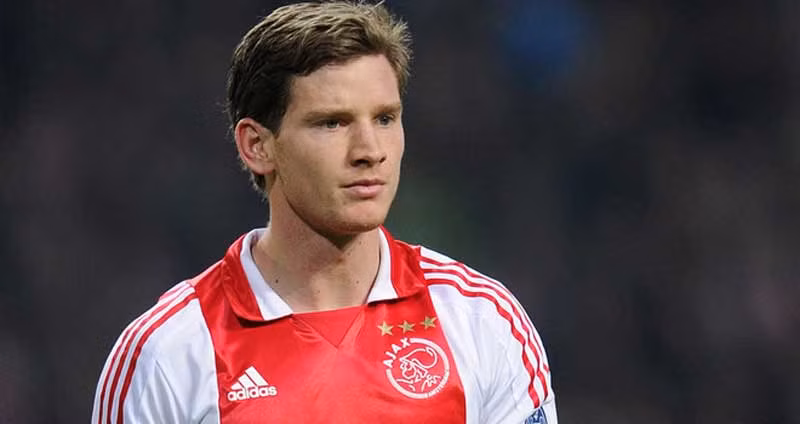 7. Tottenham đã khẳng định họ vừa đạt được thỏa thuận chiêu mộ hậu vệ Jan Vertonghen từ Ajax với giá chuyển nhượng chưa được tiết lộ. Vertonghen đã buộc Ajax phải bán anh sau khi dọa sẽ ngồi chơi hết mùa giải 2012/13 để được rời Ajax dưới dạng tự do. Tottenham đã theo đuổi Vertonghen từ lâu và họ đang cần một trung vệ trẻ và chắc chắn để thay thế Ledley King liên tục bị chấn thương.