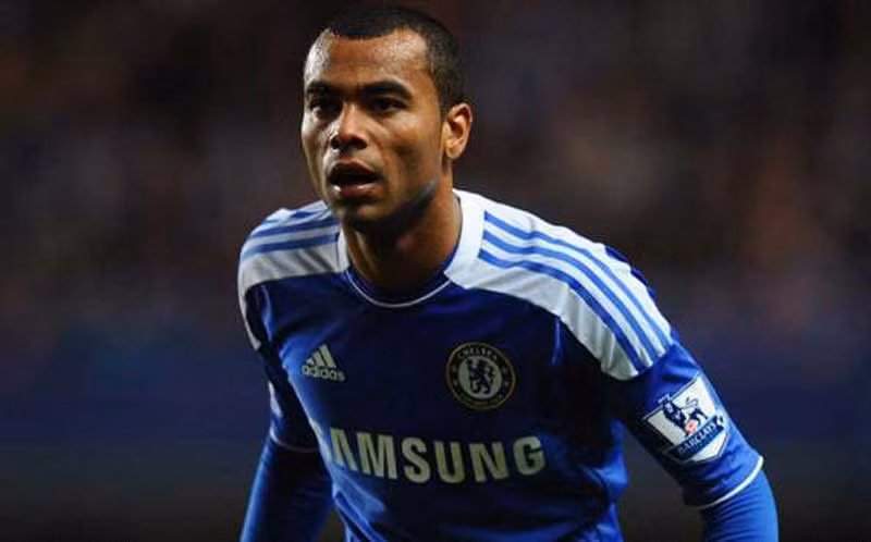 6. Liên quan tới Chelsea, đội chủ sân Stamford Bridge sẵn sàng để Ashley Cole ra đi từ mùa giải sau theo tin tức của tờ The Sun. Ông chủ Roman Abramovich được cho là đã “phát ốm với những lời ca thán” đến từ các ngôi sao triệu phú và sẵn sàng tống cổ họ đi nếu thấy không còn hữu dụng. Cole là người đã chỉ trích chiến thuật của Andre Villa-Boas sau khi The Blues để thua 1-3 trước Napoli ở lượt đi vòng 1/16 Champions League.
