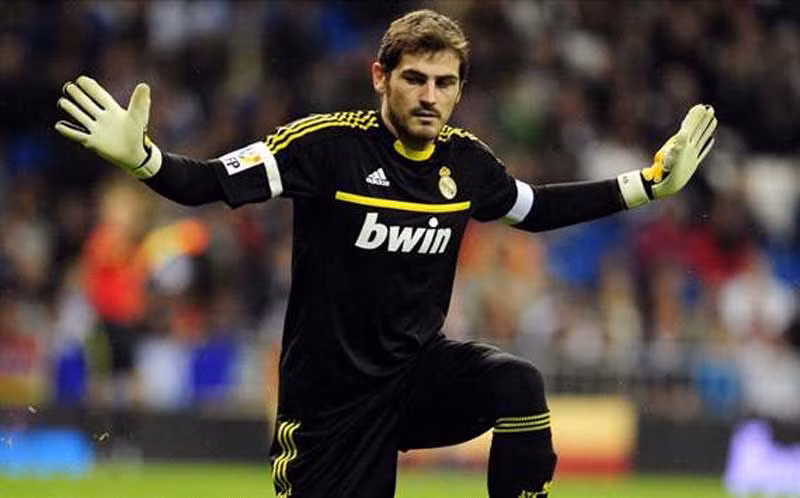 3. Kênh truyền hình Pháp Canal+ vừa cho biết họ đã bị tẩy chay bởi Real Madrid vì một chương trình do họ sản xuất. Đây là một chương trình có nội dung hài kịch phác họa cảnh nhiều ngôi sao thể thao của TBN, trong đó có cua-rơ Alberto Contador, tay vợt Rafael Nadal và thủ môn Iker Casillas dùng chất kích thích. Phóng viên của kênh này tìm cách phỏng vấn Karim Benzema sau trận hòa 1-1 của Real trước CSKA Moscow tuần này nhưng đã bị ngăn cản. Canal+ là một trong số những kênh truyền hình dám “săm soi” các ngôi sao thể thao xứ bò tót vì họ bị nghi ngờ có liên quan tới một bác sĩ thể thao đầy tai tiếng có tên Eufemiano Fuentes.