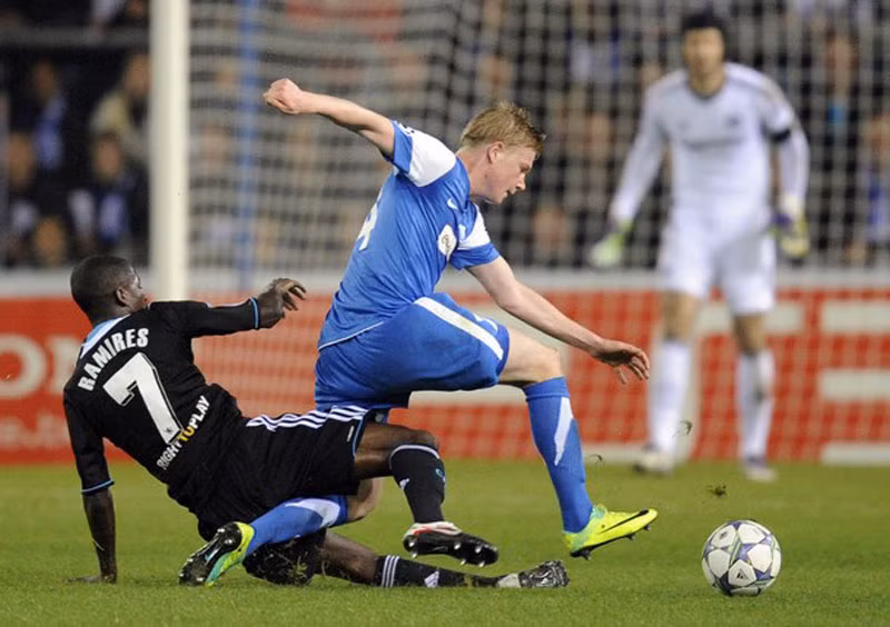 Kevin De Bruyne có mẹ là người Anh gốc, cha vẫn đang sống ở London. De Bruyne hay đến London để nghỉ Giáng sinh cùng gia đình. Đây là một điều kiện tốt để anh gắn bó lâu dài với Chelsea và tránh được căn bệnh nhớ nhà mà nhiều cầu thủ khác gặp phải, trong đó có Carlos Tevez. Kevin De Bruyne có mẹ là người Anh gốc, cha vẫn đang sống ở London. De Bruyne hay đến London để nghỉ Giáng sinh cùng gia đình. Đây là một điều kiện tốt để anh gắn bó lâu dài với Chelsea và tránh được căn bệnh nhớ nhà mà nhiều cầu thủ khác gặp phải, trong đó có Carlos Tevez.
