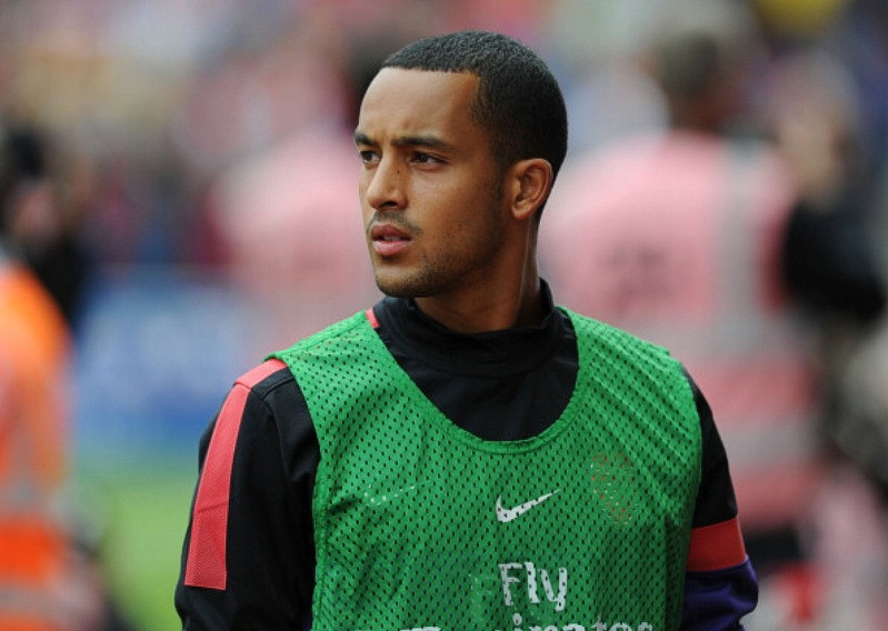 Hợp đồng của Theo Walcott với Arsenal chỉ còn chưa đầy 12 tháng nữa và cho đến lúc này vẫn chưa có dấu hiệu nào chứng tỏ anh sẽ gia hạn với The Gunners. Nếu như tình hình vẫn giữ nguyên cho tới hết mùa giải, có thể Walcott sẽ rời Emirates mà Arsenal chẳng thu về được xu nào.
