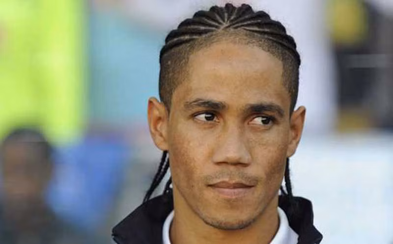7. Andre Villas-Boas cho biết ông đang tiếp tục quá trình đàm phán để bán tiền vệ người Nam Phi, Steven Pienaar, sang Everton. Pienaar chơi rất ổn định tại Goodison Park và đã trở thành một người của công chúng tại phía Tây Liverpool. Villas-Boas cho hay lý do ông đồng ý đàm phán với Everton về Pienaar là vì hiện Tottenham đang cần mua tiền đạo. AVB chỉ có trong tay Jermaine Defoe vào lúc này, trong khi vụ Adebayor đã bị hỏng vì vấn đề lương bổng. 7. Andre Villas-Boas cho biết ông đang tiếp tục quá trình đàm phán để bán tiền vệ người Nam Phi, Steven Pienaar, sang Everton. Pienaar chơi rất ổn định tại Goodison Park và đã trở thành một người của công chúng tại phía Tây Liverpool. Villas-Boas cho hay lý do ông đồng ý đàm phán với Everton về Pienaar là vì hiện Tottenham đang cần mua tiền đạo. AVB chỉ có trong tay Jermaine Defoe vào lúc này, trong khi vụ Adebayor đã bị hỏng vì vấn đề lương bổng.
