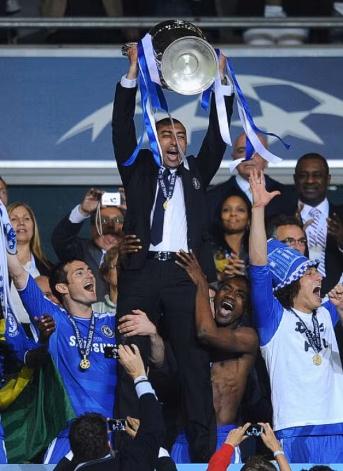 Sự chuyển biến thần kỳ đến từ Roberto Di Matteo, người thay thế Andre Villas-Boas bị sa thải vào tháng 3. Di Matteo chỉ mất một thời gian ngắn để gắn kết tập thể áo xanh và biến họ trở thành một nhà vô địch và một trong số ít đối thủ đánh bại được Barcelona. Chiến thắng ở mặt trận châu lục còn giúp Chelsea có được vé dự Champions League mùa giải 2012/13 bất chấp vị trí trên BXH Premier League.