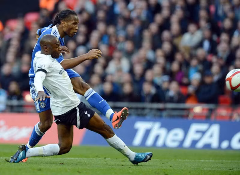 Những người Anh bước vào trận đấu này với thắng lợi đậm đà 5-1 trước Tottenham tại bán kết FA Cup. Sự tự tin của họ hiển nhiên đang rất cao, nhưng các cầu thủ Chelsea tất phải cảm thấy mệt mỏi sau một trận đấu vất vả và chỉ có 2 ngày nghỉ. Tuy nhiên, phong độ của The Blues đang rất ổn định với chỉ 1 trận thua trong 12 trận gần nhất, và họ đã bất bại 11 trận liên tiếp trên sân nhà ở mọi mặt trận. Đội quân của Roberto Di Matteo sẽ phải tận dụng tối đa lợi thế sân nhà và tránh bị cuốn vào lối chơi chuyền bóng của Barca. Những người Anh bước vào trận đấu này với thắng lợi đậm đà 5-1 trước Tottenham tại bán kết FA Cup. Sự tự tin của họ hiển nhiên đang rất cao, nhưng các cầu thủ Chelsea tất phải cảm thấy mệt mỏi sau một trận đấu vất vả và chỉ có 2 ngày nghỉ. Tuy nhiên, phong độ của The Blues đang rất ổn định với chỉ 1 trận thua trong 12 trận gần nhất, và họ đã bất bại 11 trận liên tiếp trên sân nhà ở mọi mặt trận. Đội quân của Roberto Di Matteo sẽ phải tận dụng tối đa lợi thế sân nhà và tránh bị cuốn vào lối chơi chuyền bóng của Barca.
