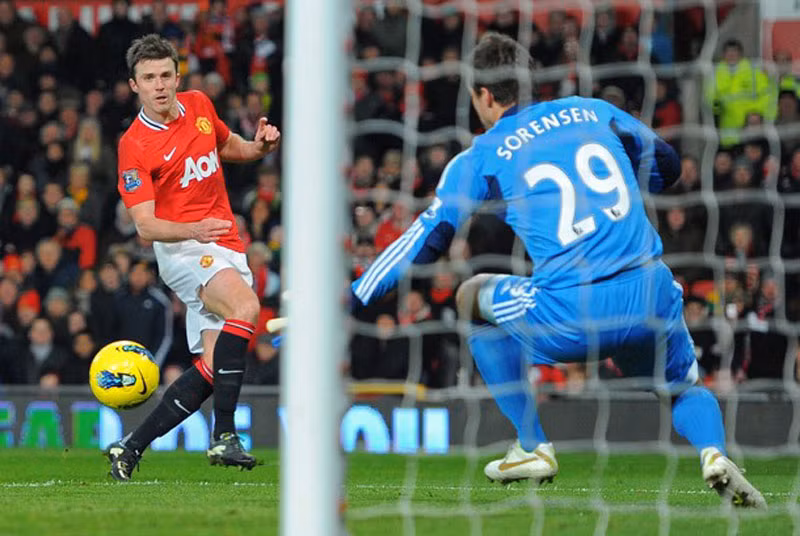 Ở Old Trafford, Michael Carrick sút ra ngoài trong tư thế trống trải Ở Old Trafford, Michael Carrick sút ra ngoài trong tư thế trống trải