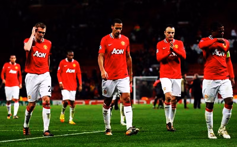 Vấn đề chấn thương của Man Utd đã trở nên tồi tệ hơn với những tin tức không hay của Ryan Giggs, Dimitar Berbatov và Patrice Evra. Tất cả họ đều lỡ chuyến đi đến Hà Lan. Tuy nhiên Tom Cleverley (mắt cá) có thể bắt đầu sau khi xuất hiện trên băng ghế dự bị trong trận đấu với Liverpool, còn Nani (mắt cá) và Phil Jones (bàn chân) cũng có thể lọt vào danh sách đăng ký.
