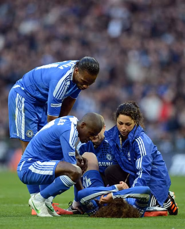 Về lực lượng, Chelsea gần như chắc chắn mất David Luiz sau chấn thương của anh này trong trận thắng Tottenham, và người thay thế sẽ là Gary Cahill. Branislav Ivanovic trở lại vị trí hậu vệ phải sau án treo giò, còn Fernando Torres nhiều khả năng sẽ được xếp đá trung phong thay cho Didier Drogba. Vị trí tiền đạo phải là nơi duy nhất còn đang là dấu hỏi đối với Roberto Di Matteo, ông sẽ chọn giữa Salomon Kalou và Raul Meireles. Ivanovic, Ashley Cole, David Luiz, Meireles chỉ thêm 1 chiếc thẻ vàng nữa là sẽ bị treo giò. Về lực lượng, Chelsea gần như chắc chắn mất David Luiz sau chấn thương của anh này trong trận thắng Tottenham, và người thay thế sẽ là Gary Cahill. Branislav Ivanovic trở lại vị trí hậu vệ phải sau án treo giò, còn Fernando Torres nhiều khả năng sẽ được xếp đá trung phong thay cho Didier Drogba. Vị trí tiền đạo phải là nơi duy nhất còn đang là dấu hỏi đối với Roberto Di Matteo, ông sẽ chọn giữa Salomon Kalou và Raul Meireles. Ivanovic, Ashley Cole, David Luiz, Meireles chỉ thêm 1 chiếc thẻ vàng nữa là sẽ bị treo giò.