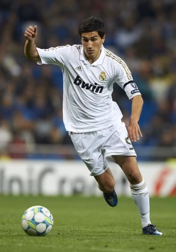 8. Sau Arsenal và Liverpool, giờ lại có tin AC Milan muốn có sự phục vụ của Nuri Sahin từ Real Madrid. Nguyên nhân rất dễ giải thích: Milan cần tiền vệ, nhưng họ đang thiếu tiền, do đó họ đi mượn. Mark Van Bommel và Clarence Seedorf đều đã ra đi khiến tuyến giữa của Milan mỏng manh và cần bổ sung.