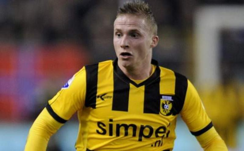 Alexander Buttner chơi 119 trận cho Vitesse Arnhem của giải VĐQG Hà Lan và là tuyển thủ đội tuyển U-20 nước này. Anh có tên trong danh sách sơ bộ của ĐT Hà Lan dự EURO 2012, và trước đó được cho là sẽ gia nhập Southampton. Với việc có Buttner, có lẽ Man Utd sẽ không theo đuổi Leighton Baines của Everton nữa. Alexander Buttner chơi 119 trận cho Vitesse Arnhem của giải VĐQG Hà Lan và là tuyển thủ đội tuyển U-20 nước này. Anh có tên trong danh sách sơ bộ của ĐT Hà Lan dự EURO 2012, và trước đó được cho là sẽ gia nhập Southampton. Với việc có Buttner, có lẽ Man Utd sẽ không theo đuổi Leighton Baines của Everton nữa.