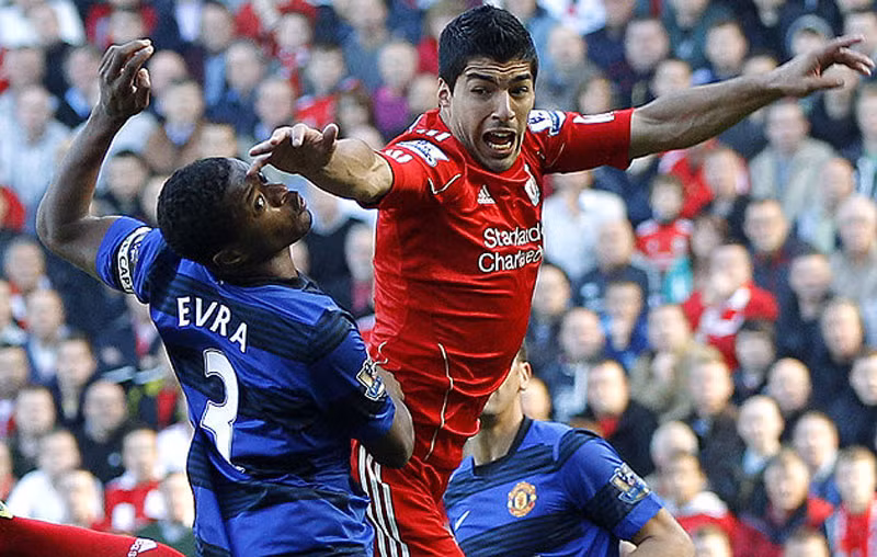 Tới Anh, cầu thủ này lại gây sóng gió với vụ Patrice Evra