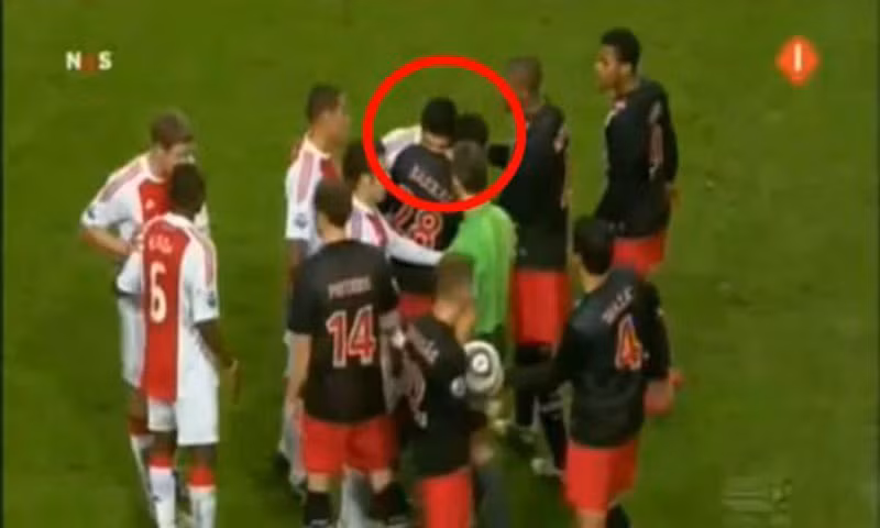 Suarez cắn cổ cầu thủ Bakkal của PSV và bị treo giò 7 trận. Trong thời gian này, Ajax bắt đầu tìm cách tống khứ Suarez, và đó là lý do vì sao anh tới Liverpool