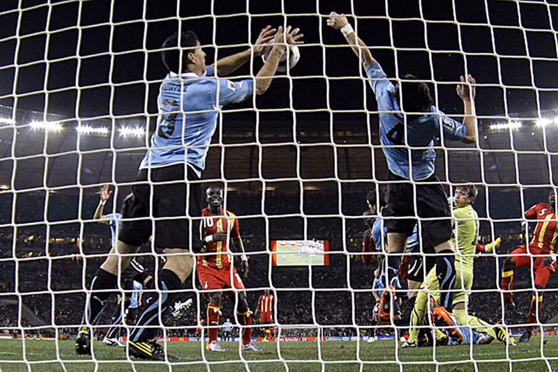 Pha cứu bóng nổi tiếng của Suarez ở World Cup 2010