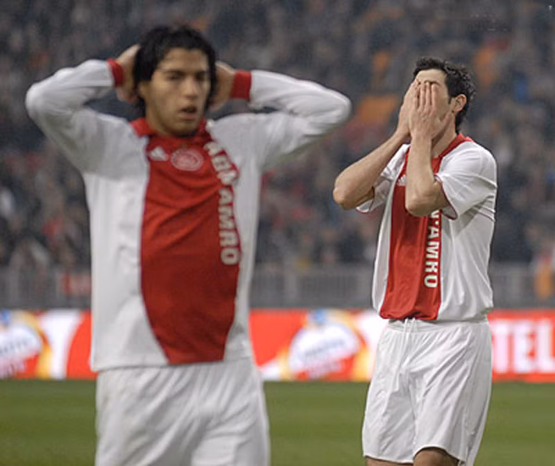 Suarez còn từng tranh cả quyền đá phạt với đồng đội Albert Luque