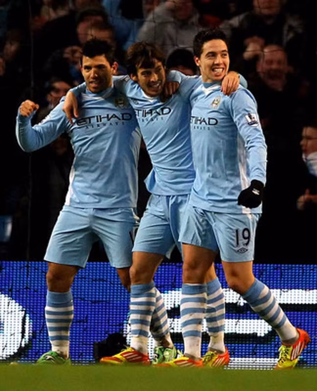 5. City có cầu thủ chơi được ở những vị trí phụ của Van Persie. Tiền đạo người Hà Lan biết đá hộ công? City đã có Tevez, Silva và thậm chí cả Nasri. Van Persie biết đá tiền đạo cánh? Silva và Nasri cũng đá ngon. Gia nhập một đội bóng mà gần như chắc chắn mình sẽ không được đá chính ngay, liệu Robin Van Persie có chịu? 5. City có cầu thủ chơi được ở những vị trí phụ của Van Persie. Tiền đạo người Hà Lan biết đá hộ công? City đã có Tevez, Silva và thậm chí cả Nasri. Van Persie biết đá tiền đạo cánh? Silva và Nasri cũng đá ngon. Gia nhập một đội bóng mà gần như chắc chắn mình sẽ không được đá chính ngay, liệu Robin Van Persie có chịu?