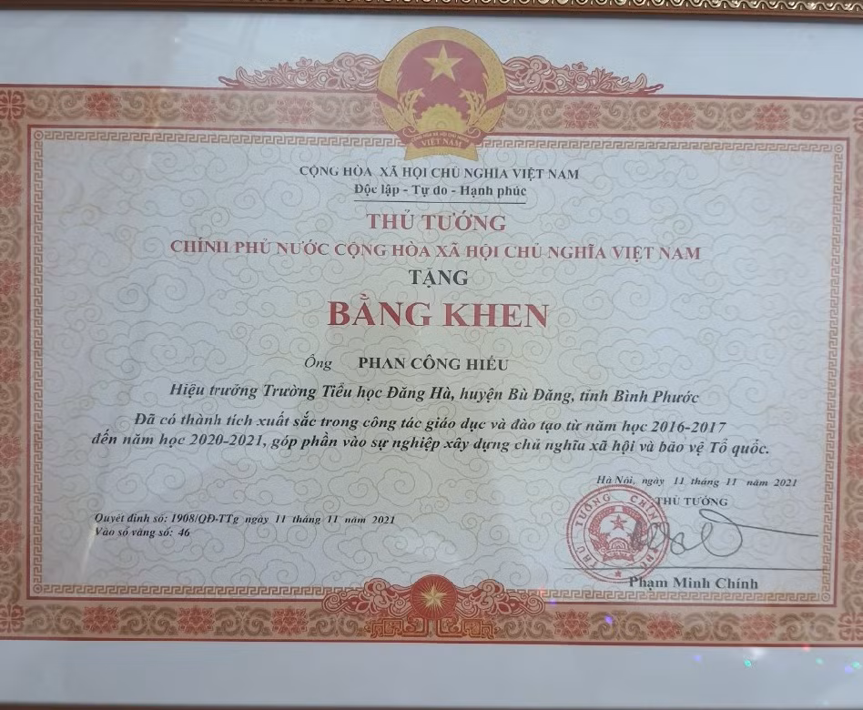 Bằng khen của Thủ tướng trao tặng cho thầy Phan Công Hiếu. (Ảnh: NVCC)