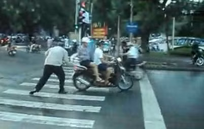 Hình ảnh ông Tây chặn xe, phân làn giao thông.