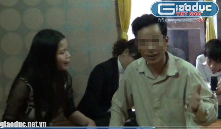 Ngày thứ 2, “tướng quân” đến trụ sở UIA vẫn với nét mặt hào hứng. Tuồng cũ diễn lại. Nhưng lần này là giúp ông Lê Đình An tìm anh trai là Liệt sĩ chống Pháp Lê Đình Ân, hy sinh ở đồi A1 Điện Biên Phủ. Qua điện thoại, liệt sĩ “lên”, chỉ khóc lóc và kêu đau đớn. "Tướng quân" dỗ dành và yêu cầu liệt sĩ đứng lên chỉ phần mộ đang ở vị trí nào.
