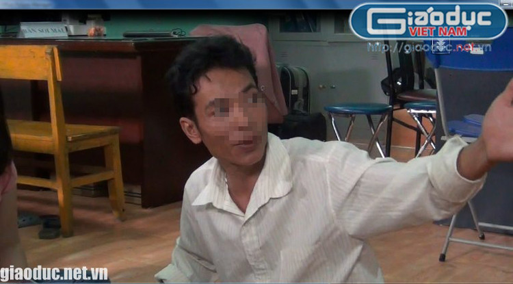 Sau hàng chuỗi câu hỏi liên tiếp kéo dài vài chục phút, “nhà ngoại cảm” lại giục: "Quan thần linh lên chưa?...Cho người ngồi để quan thần linh nhập đi, cứ chờ nhé, quan thần linh sẽ lên ngay". Điện thoại được ngắt vài phút để gia đình chờ thần linh. Trong thời gian đó, nhân viên UIA tranh thủ trò chuyện cùng “nhà ngoại cảm”: "Mọi người băn khoăn không biết quan thần linh nhập sẽ như thế nào để biết đó là quan thần linh?". “Nhà ngoại cảm" hùng hồn trả lời: "Quan thần linh sẽ lắc lư, phồng mồm, trợn mắt rất hùng dũng". Vừa nói, "tướng quân" vừa thể hiện một cách ngô nghê khiến nhân viên phải phì cười.