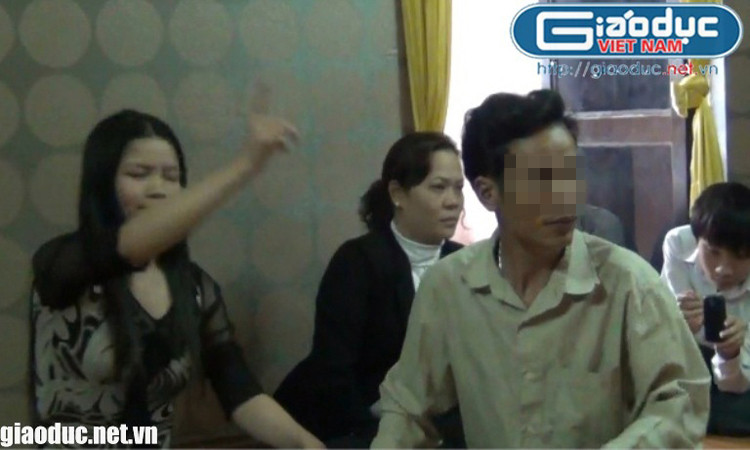 Khi "thần linh" "thăng", nhân viên ban khảo nghiệm băn khoăn hỏi "tướng quân": - "Nhưng đào sâu bao nhiêu thì thấy cốt hả anh"? - Đào sâu, lúc nào thấy cốt thì thấy chứ sao! - "nhà ngoại cảm" trả lời. Vừa giờ nghỉ trưa. Vậy là cuộc chỉnh mộ trực tiếp qua điện thoại có thể coi như thành công.!!! Đã mời được quan thần linh lên và chỉ vị trí ngôi mộ.