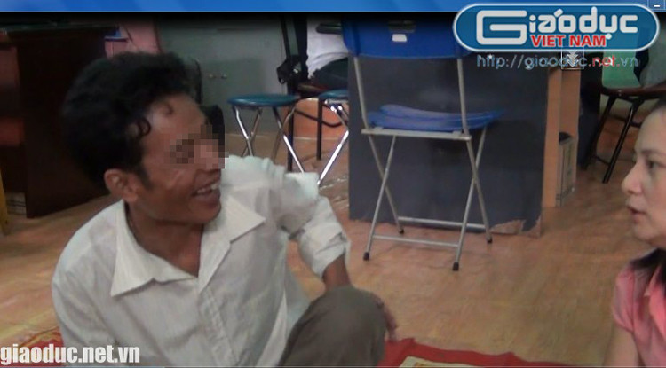 Tuy nhiên, khi việc tìm 2 ngôi mộ liệt sĩ đầu tiên đang còn dang dở, Đức bị Công an Thừa Thiên Huế ngăn cản vì hành nghề mê tín dị đoan. Đức đã làm đơn tới Liên hiệp khoa học UIA yêu cầu xin được khảo nghiệm khả năng đặc biệt để hành nghề một cách đàng hoàng hơn.