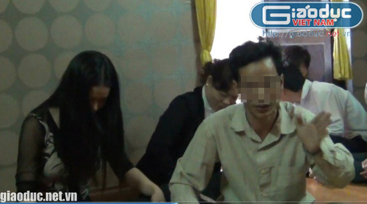 - Dạ, thần linh bảo cách chỗ đào cũ 2-3 mét à? Vâng ạ! - "nhà ngoại cảm" nghe điện thoại rồi quay sang cô nhân viên của UIA: "Bảo người nhà cứ đào chỗ thần linh chỉ đấy là thấy mộ. Thần linh đã chỉ là chính xác".