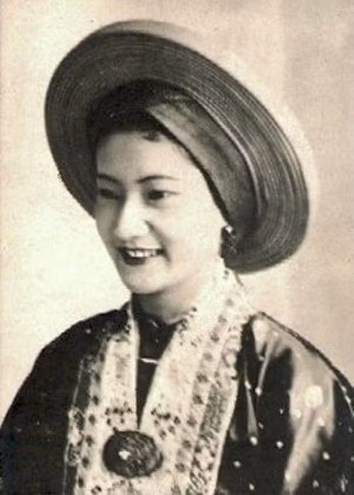 Ngày 14/9/1963, vừa từ thị trấn Brive cách điền trang 30 km trở về, bà Nam Phương đã cảm thấy đau họng. Viên bác sĩ được mời đến đã khám qua loa và kết luận là bà bị viêm họng nhẹ, chỉ uống thuốc vài ngày là khỏi. Kỳ thực, bà bị chứng lao hạch tràng hạt, cơn đau tiếp tục hoành hành dữ dội. Trước khi viên bác sĩ thứ hai kịp đến nơi thì Nam Phương Hoàng hậu, 49 tuổi, đã qua đời vì nghẹt thở. Ngày 14/9/1963, vừa từ thị trấn Brive cách điền trang 30 km trở về, bà Nam Phương đã cảm thấy đau họng. Viên bác sĩ được mời đến đã khám qua loa và kết luận là bà bị viêm họng nhẹ, chỉ uống thuốc vài ngày là khỏi. Kỳ thực, bà bị chứng lao hạch tràng hạt, cơn đau tiếp tục hoành hành dữ dội. Trước khi viên bác sĩ thứ hai kịp đến nơi thì Nam Phương Hoàng hậu, 49 tuổi, đã qua đời vì nghẹt thở.