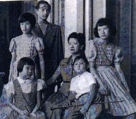 Rũ bỏ lớp áo vàng son quyền quý, bà Nam Phương quay lại sống đúng nghĩa cuộc đời an lành, bình dị của một phụ nữ An Nam học thức. Hàng ngày, bà dậy rất sớm, thường tự tay trang trí, dọn dẹp nhà cửa và chăm sóc cây cảnh. Vừa làm bà vừa khe khẽ hát. Khi có việc ra ngoài, bà thường tự tay lái chiếc xe hơi hiệu Dauphine, có thêm cô hầu gái hay người quản gia đi theo (ảnh: Hoàng hậu Nam Phương, Hoàng thái tử Bảo Long, các Công chúa Phương Mai, Phương Liên, Phương Dung và hoàng tử Bảo Thăng khi mới sang Pháp). Rũ bỏ lớp áo vàng son quyền quý, bà Nam Phương quay lại sống đúng nghĩa cuộc đời an lành, bình dị của một phụ nữ An Nam học thức. Hàng ngày, bà dậy rất sớm, thường tự tay trang trí, dọn dẹp nhà cửa và chăm sóc cây cảnh. Vừa làm bà vừa khe khẽ hát. Khi có việc ra ngoài, bà thường tự tay lái chiếc xe hơi hiệu Dauphine, có thêm cô hầu gái hay người quản gia đi theo (ảnh: Hoàng hậu Nam Phương, Hoàng thái tử Bảo Long, các Công chúa Phương Mai, Phương Liên, Phương Dung và hoàng tử Bảo Thăng khi mới sang Pháp).