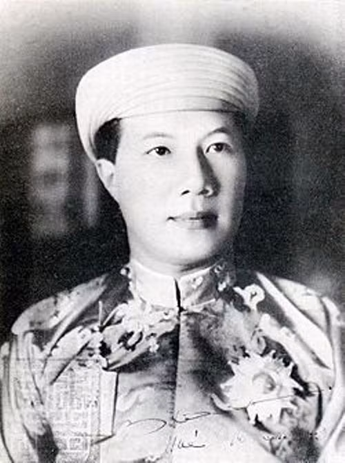 Năm 1955, được sự hậu thuẫn của người Mỹ, Ngô Đình Diệm đã phế truất Bảo Đại và trở thành Tổng thống Việt Nam Cộng hòa. Chính quyền Ngô Đình Diệm đã tịch biên tài sản, xóa bỏ hết toàn bộ quyền lợi của gia đình cựu hoàng Bảo Đại tại miền Nam Việt Nam. Năm 1955, được sự hậu thuẫn của người Mỹ, Ngô Đình Diệm đã phế truất Bảo Đại và trở thành Tổng thống Việt Nam Cộng hòa. Chính quyền Ngô Đình Diệm đã tịch biên tài sản, xóa bỏ hết toàn bộ quyền lợi của gia đình cựu hoàng Bảo Đại tại miền Nam Việt Nam.