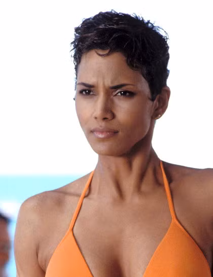9. Jinx (do Halle Berry đóng), tập phim Die Another Day (2002) Kiểu tóc pixie ngắn cần sự trợ giúp nhiều của gel tạo nếp. Bạn nên dùng loại gel có độ cứng trung bình và thoa lên tóc khi tóc còn ướt. Tuy nhiên, trước khi tạo kiểu, mái tóc cần được uốn xoăn, tạo cảm giác như các lọn tóc đang bay, rất lãng mạn. 9. Jinx (do Halle Berry đóng), tập phim Die Another Day (2002) Kiểu tóc pixie ngắn cần sự trợ giúp nhiều của gel tạo nếp. Bạn nên dùng loại gel có độ cứng trung bình và thoa lên tóc khi tóc còn ướt. Tuy nhiên, trước khi tạo kiểu, mái tóc cần được uốn xoăn, tạo cảm giác như các lọn tóc đang bay, rất lãng mạn.