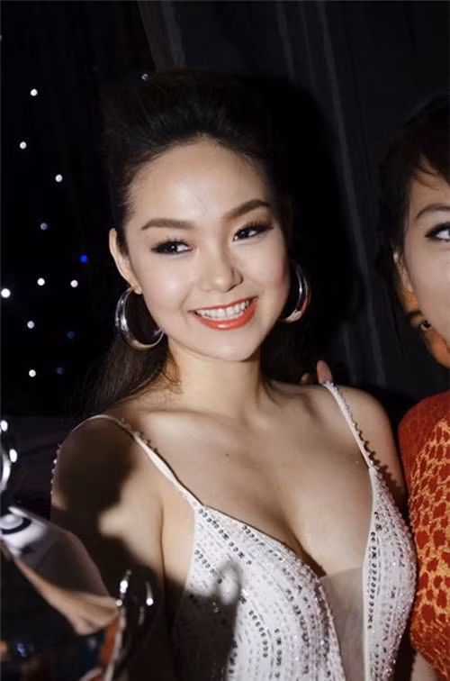 Minh Hằng thu hút giới truyền thông lẫn người hâm mộ bằng chiếc váy dây lấp lánh xẻ sâu lộ ngực đầy