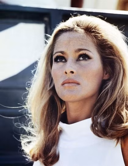 1. Honey Ryder (do Ursula Andress đóng), tập phim Dr No (1962) Để thực hiện kiểu tóc thời thượng của những năm 60 này, bạn cần chuẩn bị: máy sấy, lược đánh rối, máy uốn xoăn và keo xịt tạo kiểu. Cách làm như sau: - Chải hất toàn bộ tóc về phía sau rồi đánh rối phần tóc trên đỉnh đầu. - Uốn xoăn vểnh phần đuôi tóc - Xịt gel tạo kiểu lên toàn bộ mái tóc để giữ nếp 1. Honey Ryder (do Ursula Andress đóng), tập phim Dr No (1962) Để thực hiện kiểu tóc thời thượng của những năm 60 này, bạn cần chuẩn bị: máy sấy, lược đánh rối, máy uốn xoăn và keo xịt tạo kiểu. Cách làm như sau: - Chải hất toàn bộ tóc về phía sau rồi đánh rối phần tóc trên đỉnh đầu. - Uốn xoăn vểnh phần đuôi tóc - Xịt gel tạo kiểu lên toàn bộ mái tóc để giữ nếp