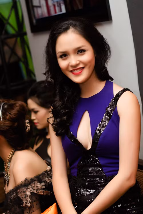 Á hậu Việt Nam 2012 Hoàng Anh cũng tự tin mặc chiếc váy cut out táo bạo để khoe ra khe ngực tràn đầy cảm xúc