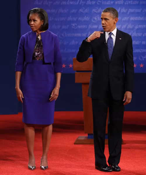 Trong buổi tranh luận tổng thống đầu tiên, Michella Obama mặc một bộ váy kín đáo màu xanh Hoàng gia của thương hiệu Preen.