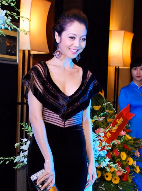 Jenifer Phạm được xem là ngôi sao rất thích mặc váy xẻ cổ sâu và với bộ váy đen xẻ chữ V này người đẹp tiếp tục 'ghi điểm' về làn da trắng như sữa cùng đôi gò bồng đào đẹp như gái đôi mươi