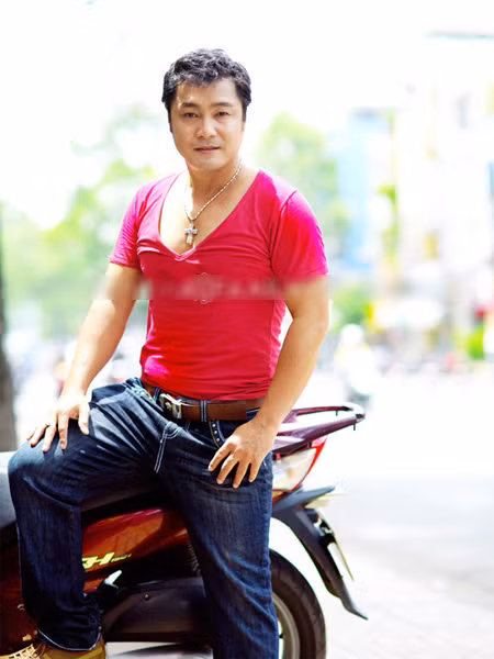 Không thể phủ nhận được "lợi thế" của cách tạo dáng này, nó khiến Lý Hùng trở nên manly hơn và khỏe khoắn hơn trong những shot hình. Không thể phủ nhận được "lợi thế" của cách tạo dáng này, nó khiến Lý Hùng trở nên manly hơn và khỏe khoắn hơn trong những shot hình.