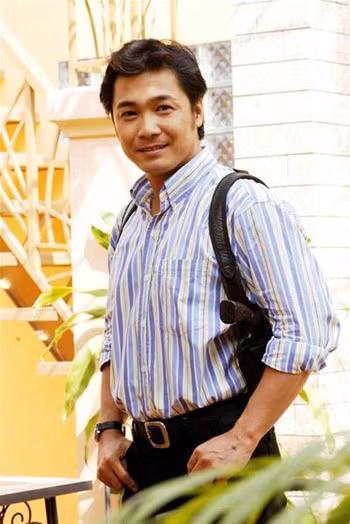 Kể cả trong đời sống hằng ngày, kiểu tạo dáng tay đút túi quần cũng được chàng tài tử màn bạc này triệt để tận dụng. Kể cả trong đời sống hằng ngày, kiểu tạo dáng tay đút túi quần cũng được chàng tài tử màn bạc này triệt để tận dụng.