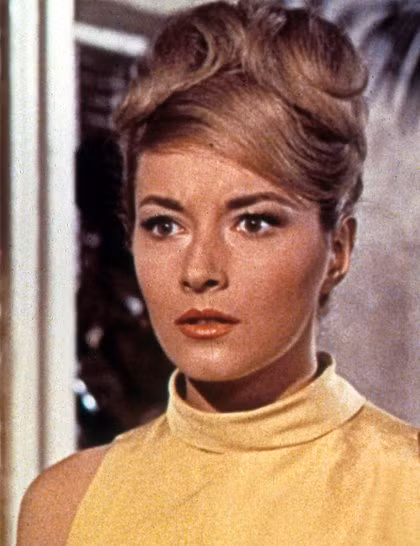 2. Tatiana Romanova (do Daniela Bianchi đóng), tập phim From Russia With Love (1963) Chuẩn bị gel tạo kiểu, mấy chiếc cặp ghim và thực hiện theo hướng dẫn dưới đây: - Kéo toàn bộ phần đuôi tóc lên cao rồi xoắn nhẹ lại. Lưu ý, chừa lại khoảng 1/3 đuôi tóc để xõa tự nhiên. - Dùng cặp ghim kẹp phần đuôi tóc đã xoắn lên trên. Với phần tóc chừa lại, bạn sắp xếp thành các lọn đẹp mắt trên đỉnh đầu. - Chải mượt tóc mái về một bên rồi xịt gel giữ nếp. 2. Tatiana Romanova (do Daniela Bianchi đóng), tập phim From Russia With Love (1963) Chuẩn bị gel tạo kiểu, mấy chiếc cặp ghim và thực hiện theo hướng dẫn dưới đây: - Kéo toàn bộ phần đuôi tóc lên cao rồi xoắn nhẹ lại. Lưu ý, chừa lại khoảng 1/3 đuôi tóc để xõa tự nhiên. - Dùng cặp ghim kẹp phần đuôi tóc đã xoắn lên trên. Với phần tóc chừa lại, bạn sắp xếp thành các lọn đẹp mắt trên đỉnh đầu. - Chải mượt tóc mái về một bên rồi xịt gel giữ nếp.