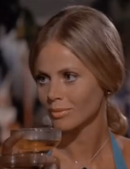 5. Goodnight (do Britt Ekland đóng), tập phim The Man With The Golden Gun (1974) - Xẻ tóc ngôi giữa rồi chải toàn bộ tóc ra sau, buộc kiểu đuôi ngựa thấp - Đánh rối phần đuôi tóc rồi cuộn tròn thành búi nhỏ - Thoa tinh dầu dưỡng lên phần tóc phía trước để hoàn thành các bước thực hiện. 5. Goodnight (do Britt Ekland đóng), tập phim The Man With The Golden Gun (1974) - Xẻ tóc ngôi giữa rồi chải toàn bộ tóc ra sau, buộc kiểu đuôi ngựa thấp - Đánh rối phần đuôi tóc rồi cuộn tròn thành búi nhỏ - Thoa tinh dầu dưỡng lên phần tóc phía trước để hoàn thành các bước thực hiện.