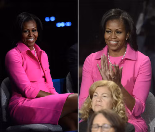 Michelle Obama mặc một bộ hồng neon rất nổi bật của Michael Kors trong cuộc tranh luận tổng thống tại Đại học Hofstra.Sự táo bạo của gam màu neon với nét thanh lịch của chiếc vòng cổ ngọc trai quả thật đã tạo nên một bộ đôi tuyệt vời.